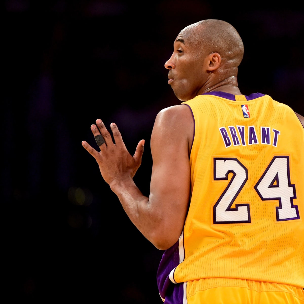 Los Angeles Lakers retire Kobe Bryant's No8 and No24 jerseys in