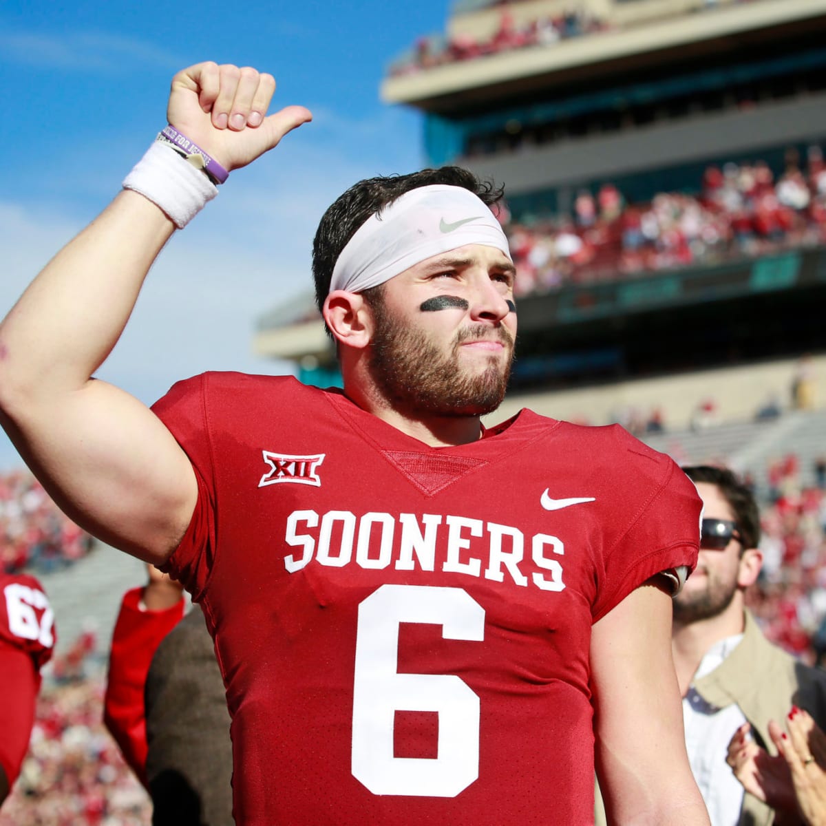 Oklahoma QB Baker Mayfield enters Rose Bowl with a 'Pretenders' sign