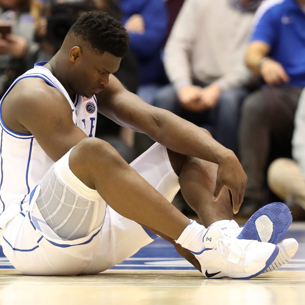 Duke Blue Devils Players Wear Kyrie Irving's Nike Shoes - Sports  Illustrated FanNation Kicks News, Analysis and More