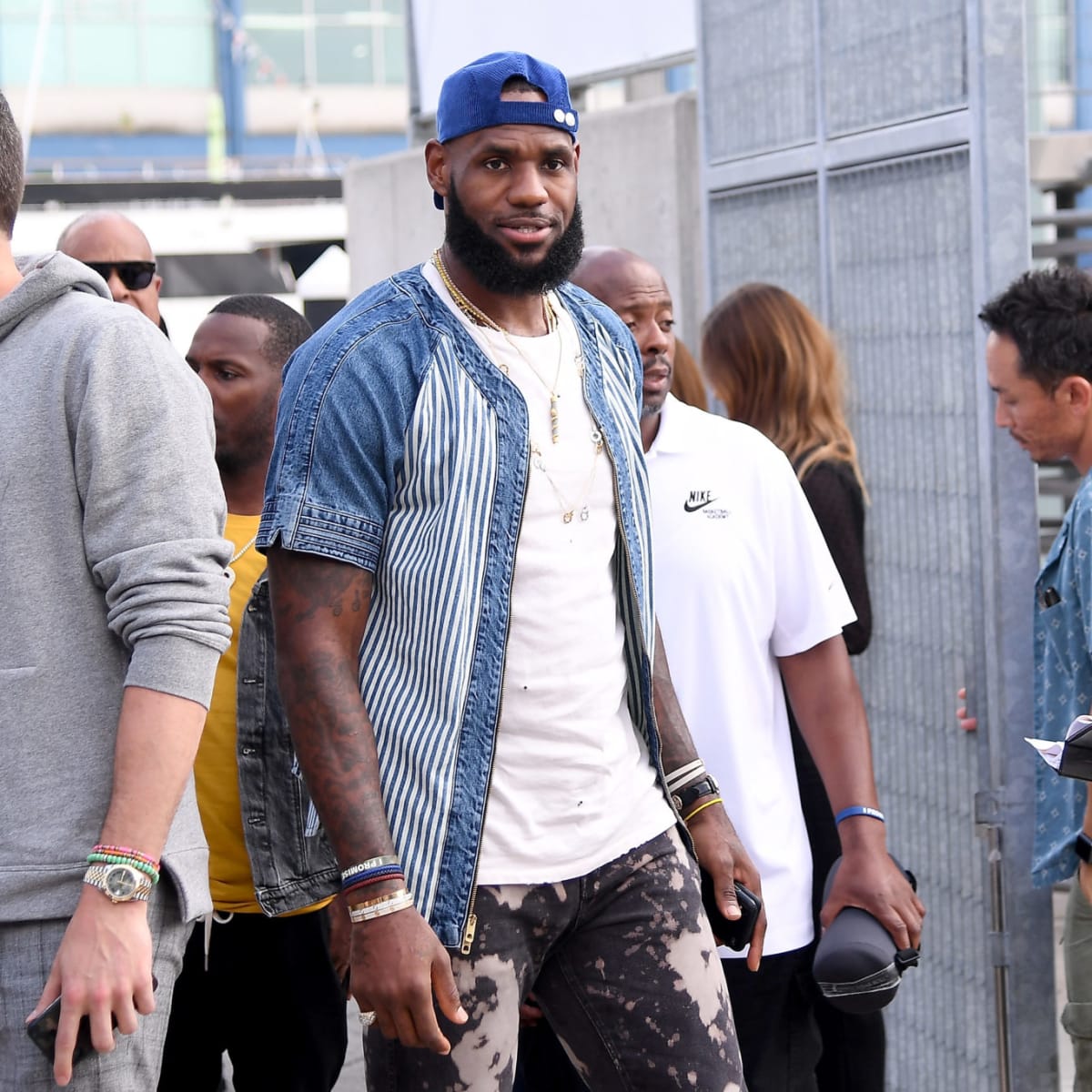Look: Lakers Fans Are Loving LeBron's Pregame Outfit - The Spun: What's  Trending In The Sports World Today