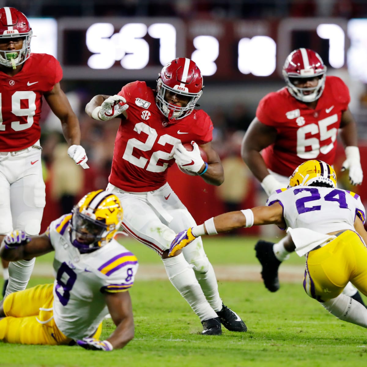 Najee Harris hurdles over Notre Dame defender in Rose Bowl after