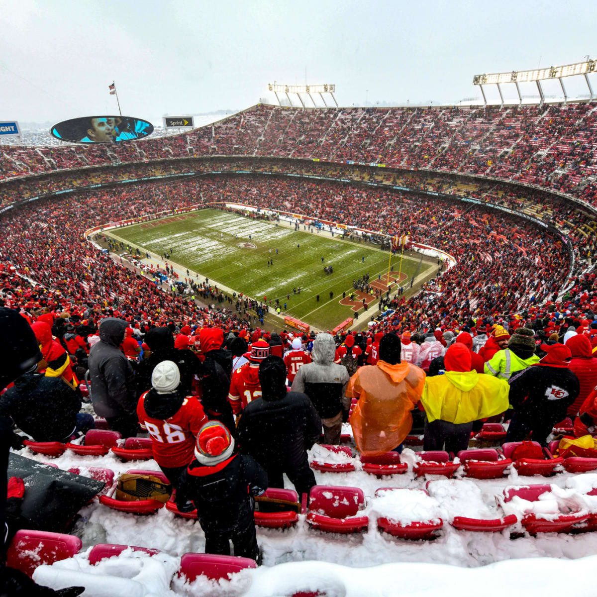 Photo: Chiefs Fans Enjoy Pregame Tailgate Activities