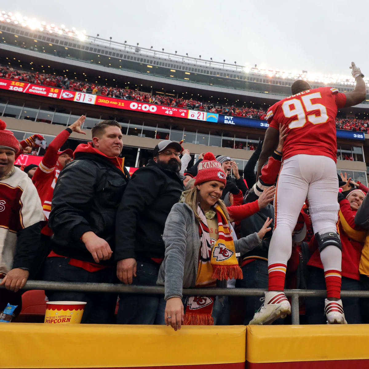 Chiefs' Chris Jones sends Twitter into tizzy over bottle moment