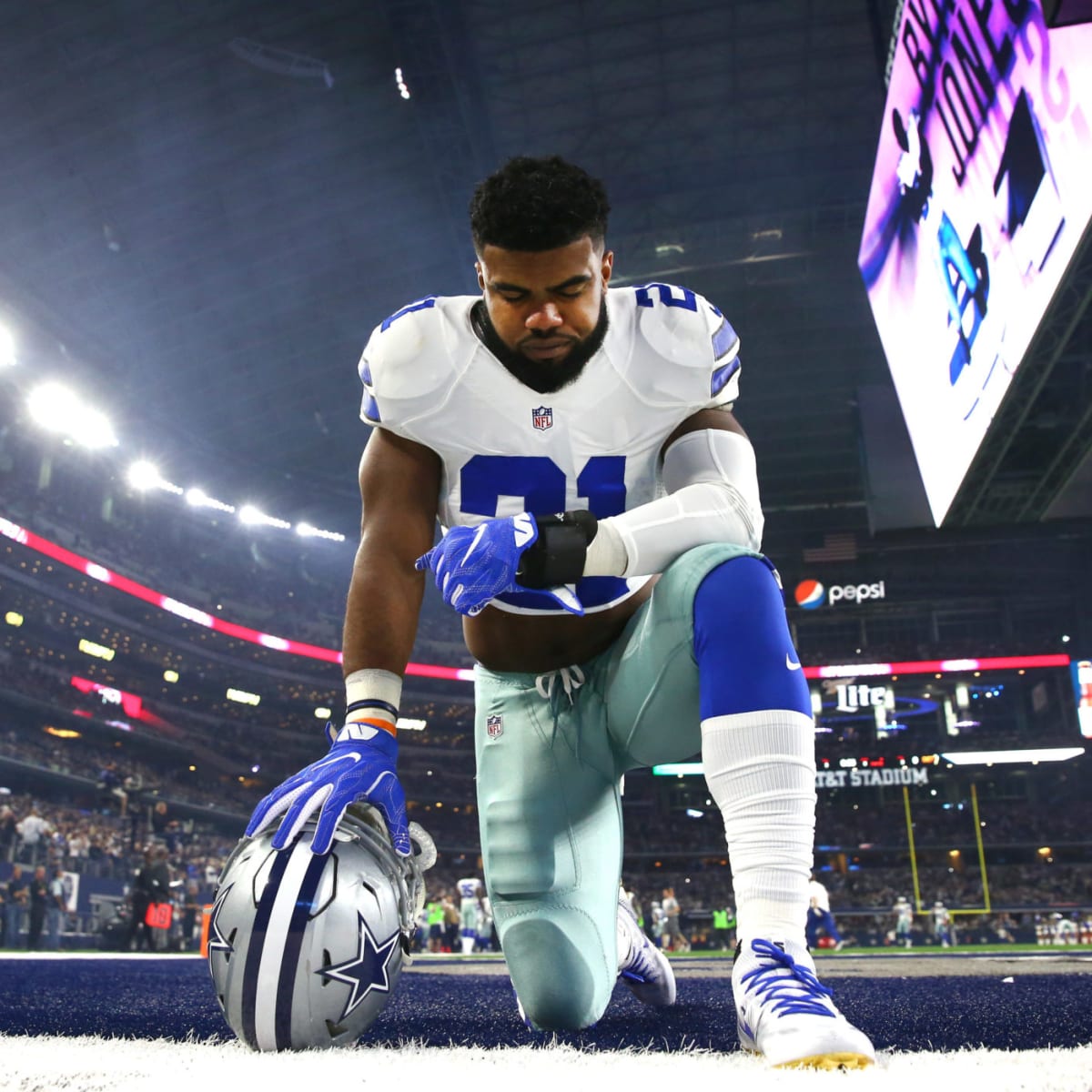 Dallas Cowboys running back Ezekiel Elliott (21) leaves the field following  the Dallas Cowboys and the Philadelphia Eagles NFL football game in  Arlington, Texas, Monday, Sept. 27, 2021. (AP Photo/Ron Jenkins Stock