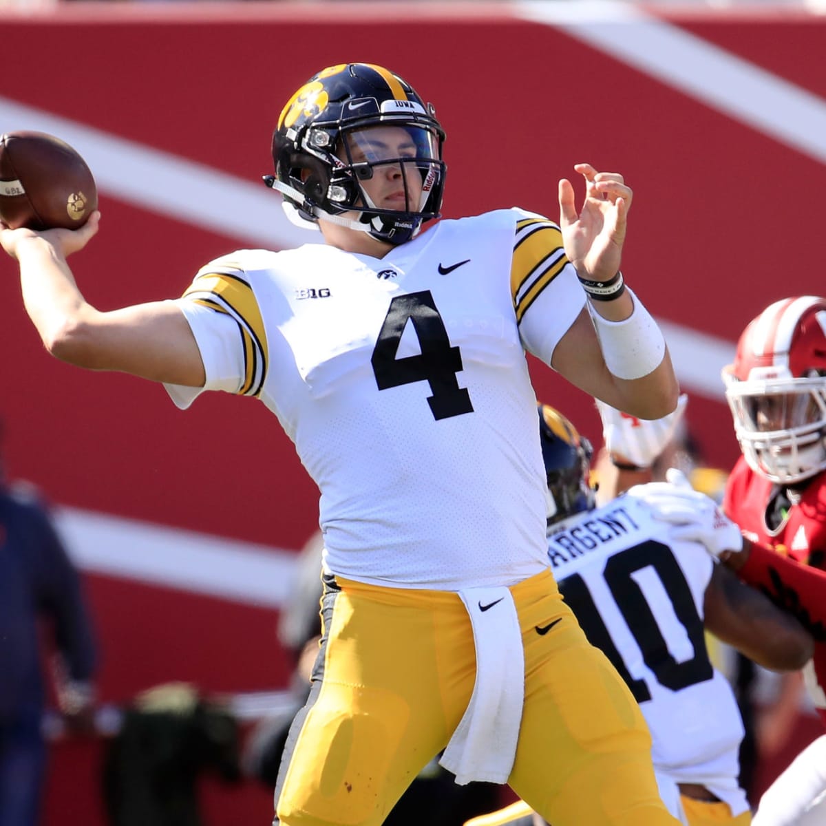 ESPN's bowl projections places Hawkeyes against same opponent in different  bowls