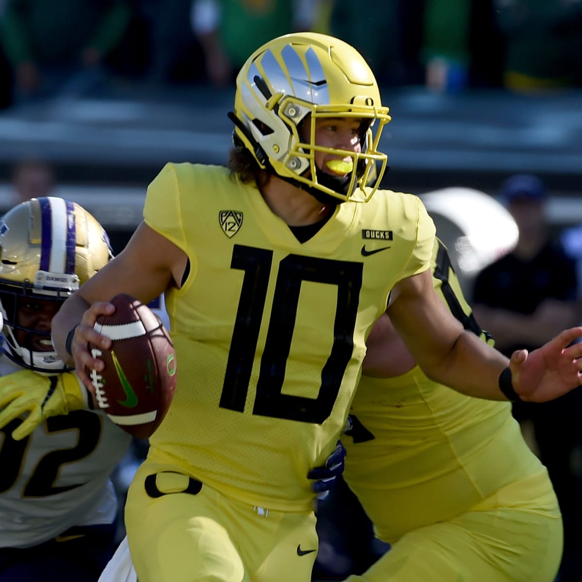 Autzen Stadium, Eugene, OR, USA. 02nd Sep, 2017. Oregon Ducks quarterback Justin  Herbert (10) looks for a receiver during the NCAA football game between the  Oregon Ducks and the Southern Utah Thunderbirds