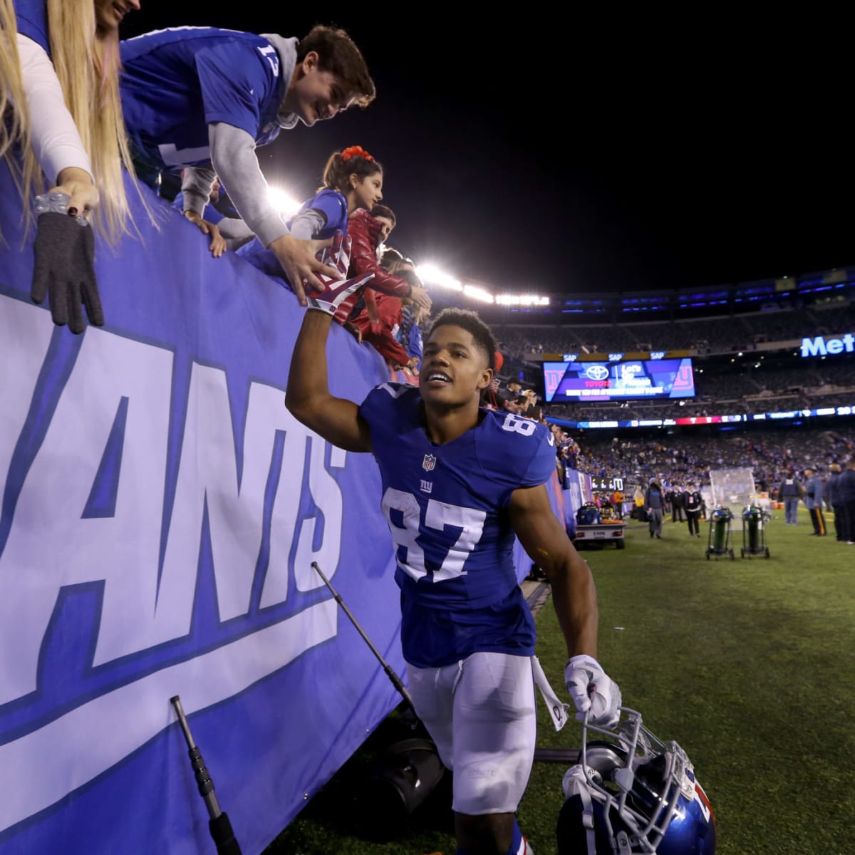 Social media reacts to sloppy on-field paint at MetLife Stadium