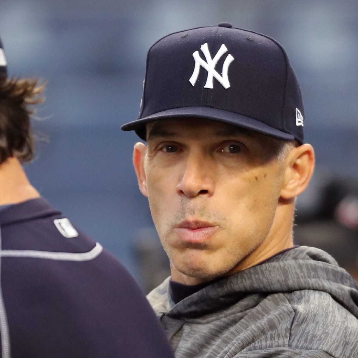 Ex-Yankees manager Joe Girardi puts on Phillies jersey 