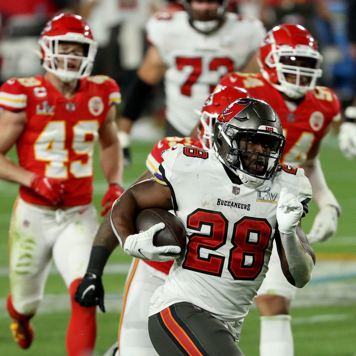 Tampa Bay Buccaneers running back Leonard Fournette (28) carries the ball  for a touchdown durin …