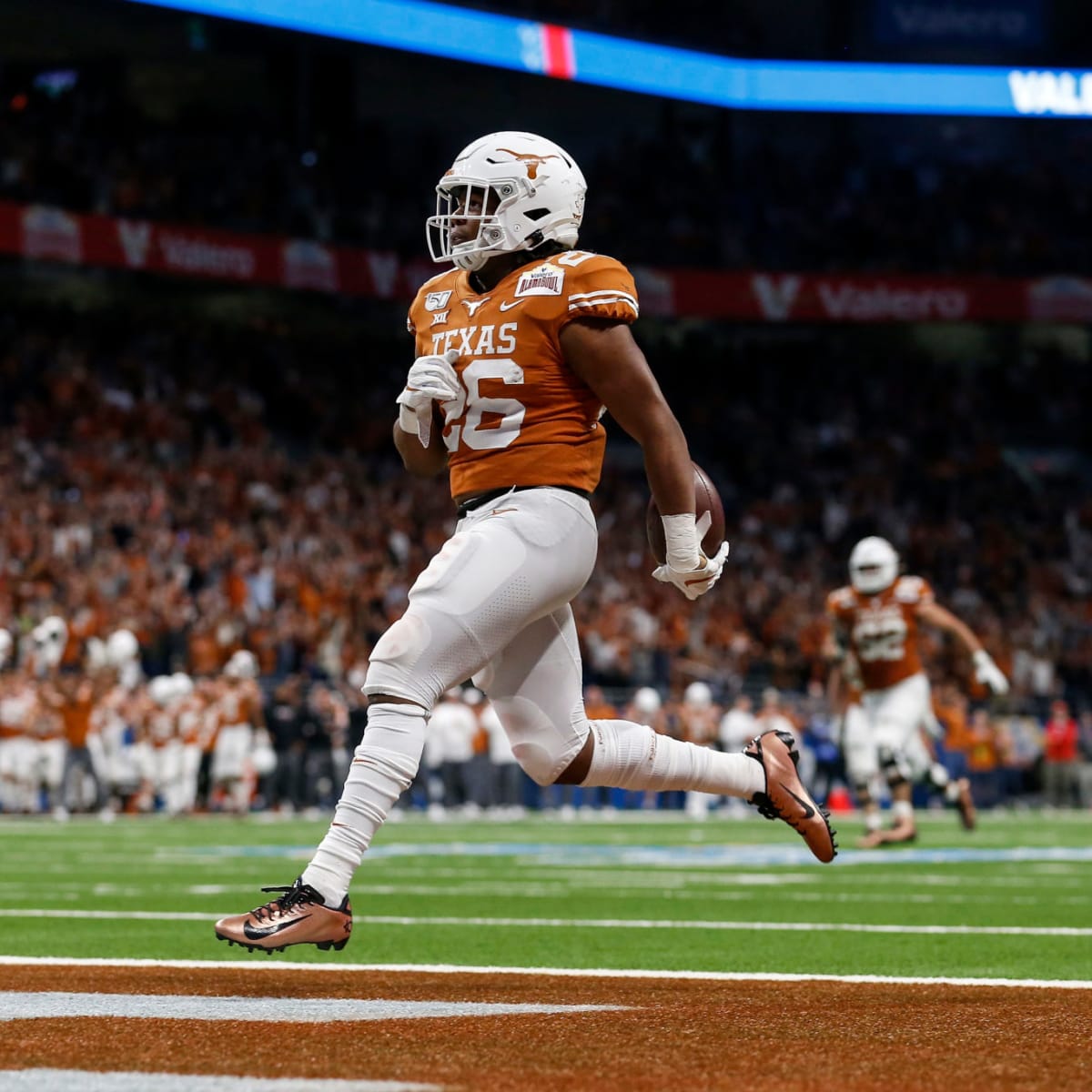 September 1, 2018: Texas Longhorns RB #26 Keaontay Ingram runs with the  ball during a NCAA football game between the University of Maryland  Terrapins and the Texas Longhorns at Fedex Field in