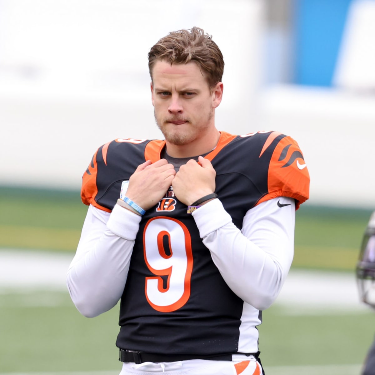 Joe Burrow arrives for Cincinnati-Cleveland game in Halloween costume