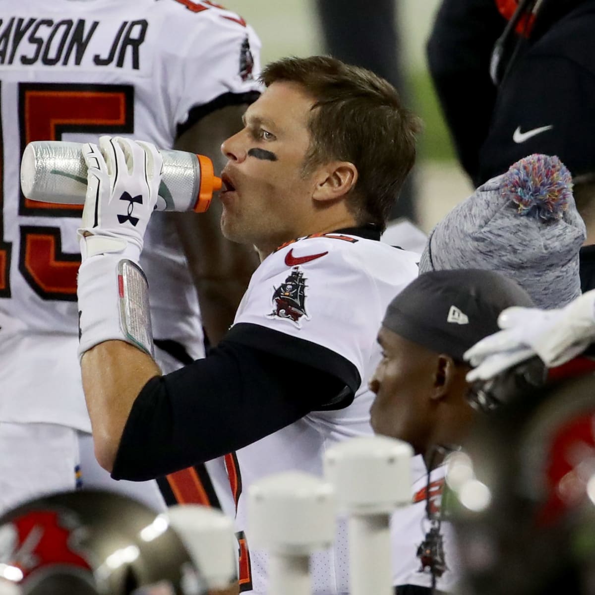 Tom Brady explodes at O-line on sideline as Buccaneers offense fizzles 