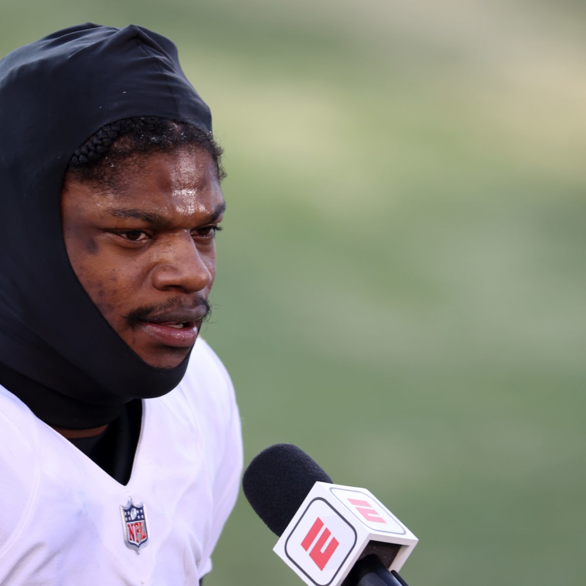 Lamar Jackson debuts new hairstyle at press conference for new