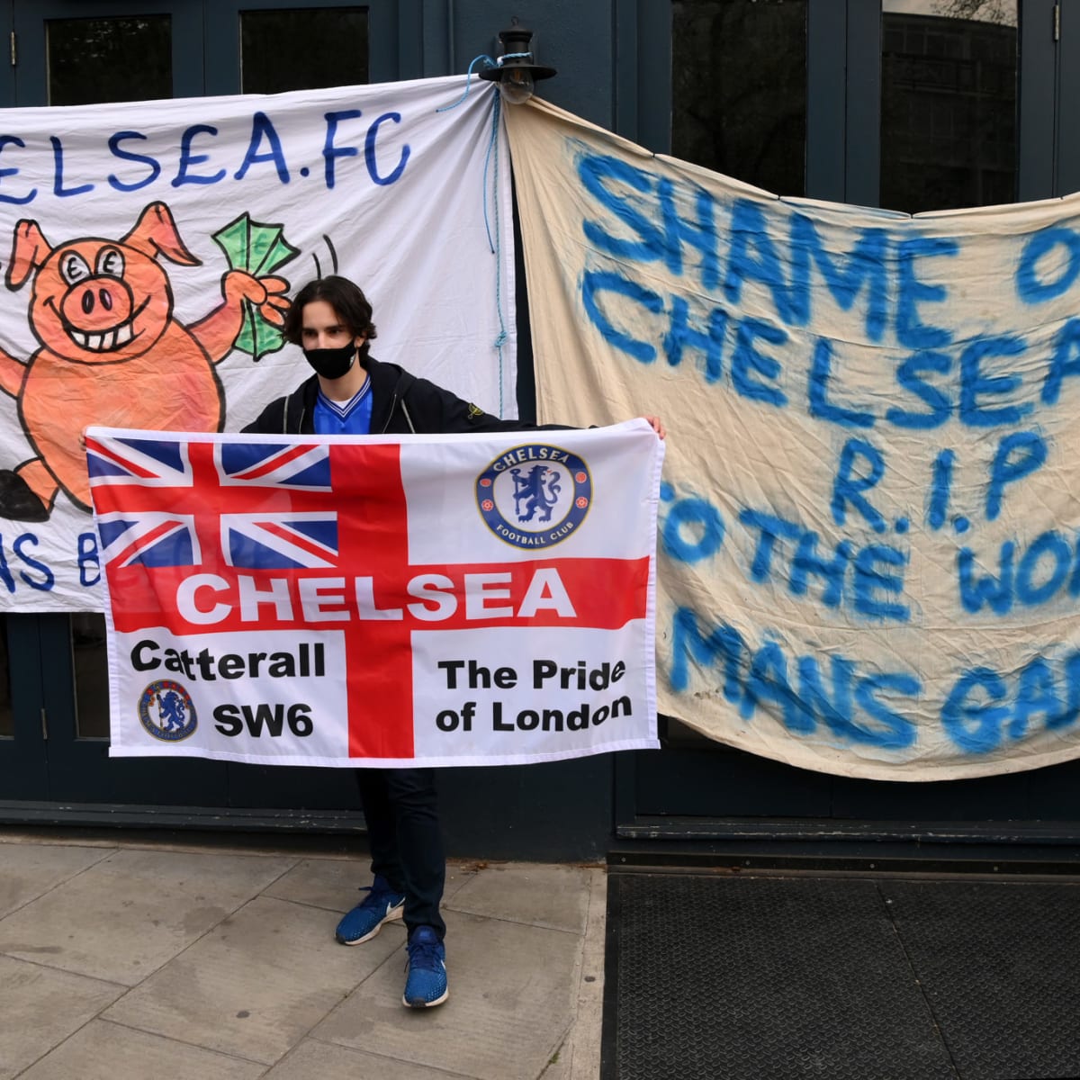 Chelsea fans unfurl two huge banners before Brighton humble the
