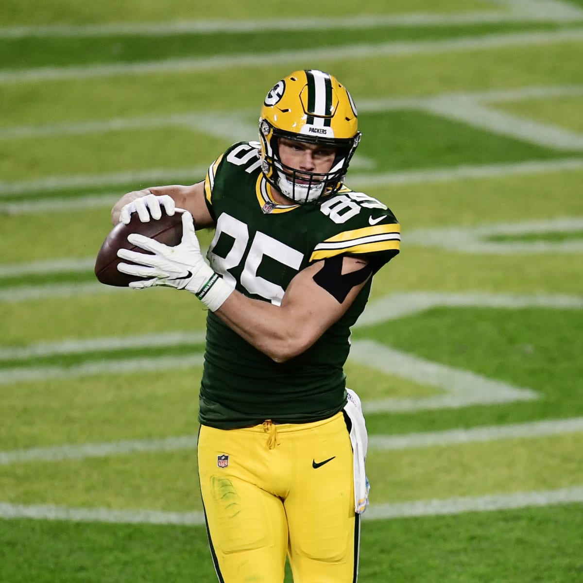 Aaron Rodgers on Packers TE Robert Tonyan: 'He looks great'