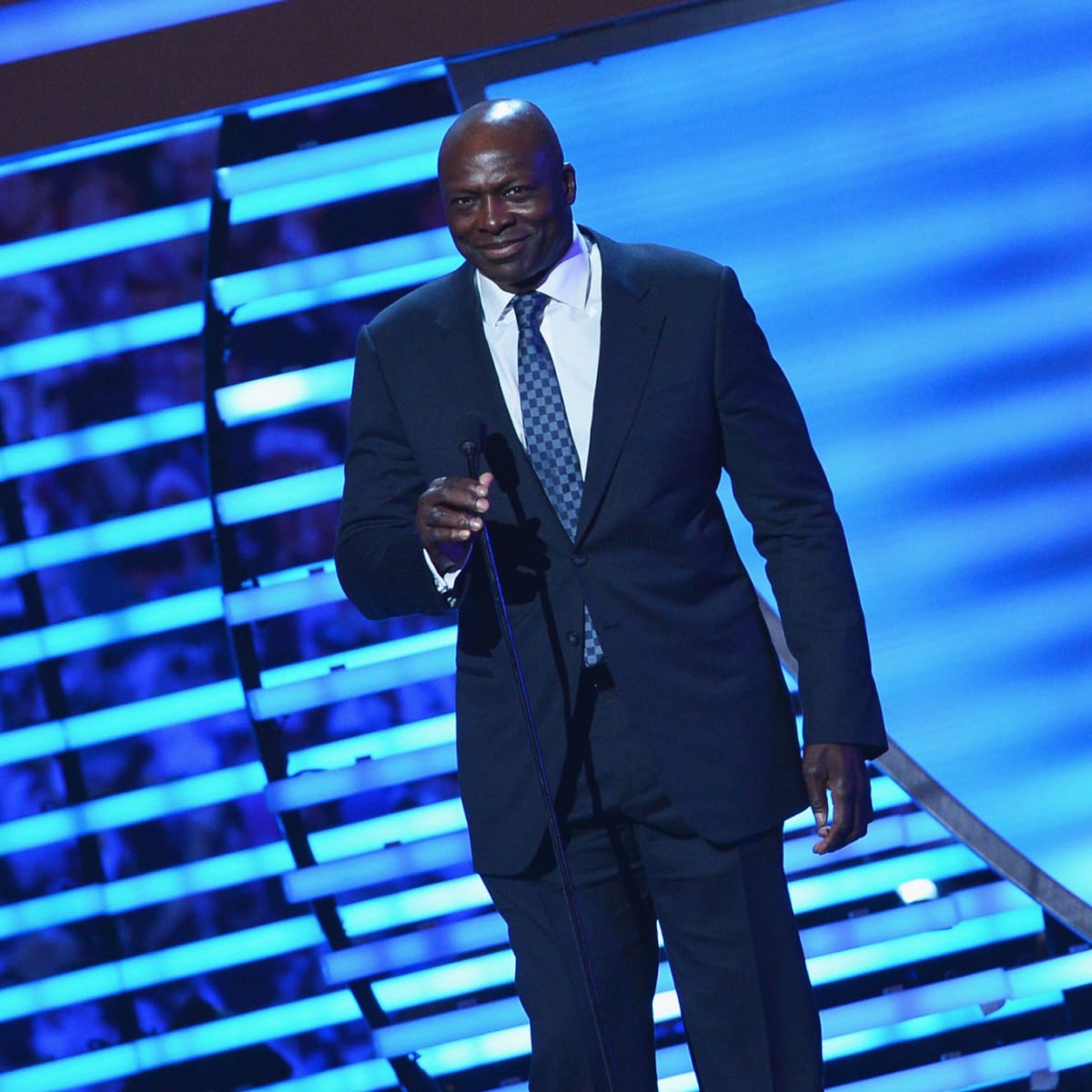 Hall of Famer Bruce Smith, left, a former Buffalo Bill, sits with