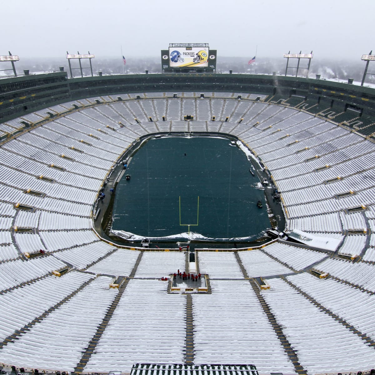 Packers-Seahawks getting snow at Lambeau Field