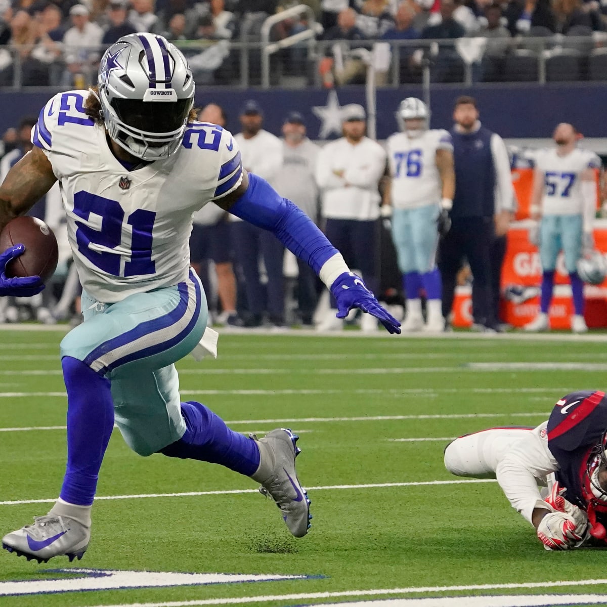 NFL World Reacts To Ezekiel Elliott Unhappy News - The Spun