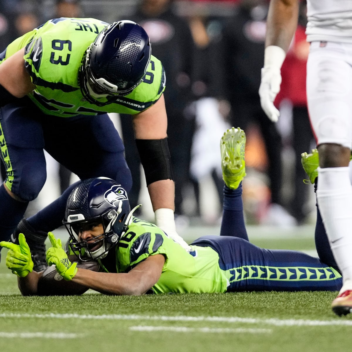 Seahawks WR Tyler Lockett suffers broken finger in loss to 49ers; uncertain  if he will return this season