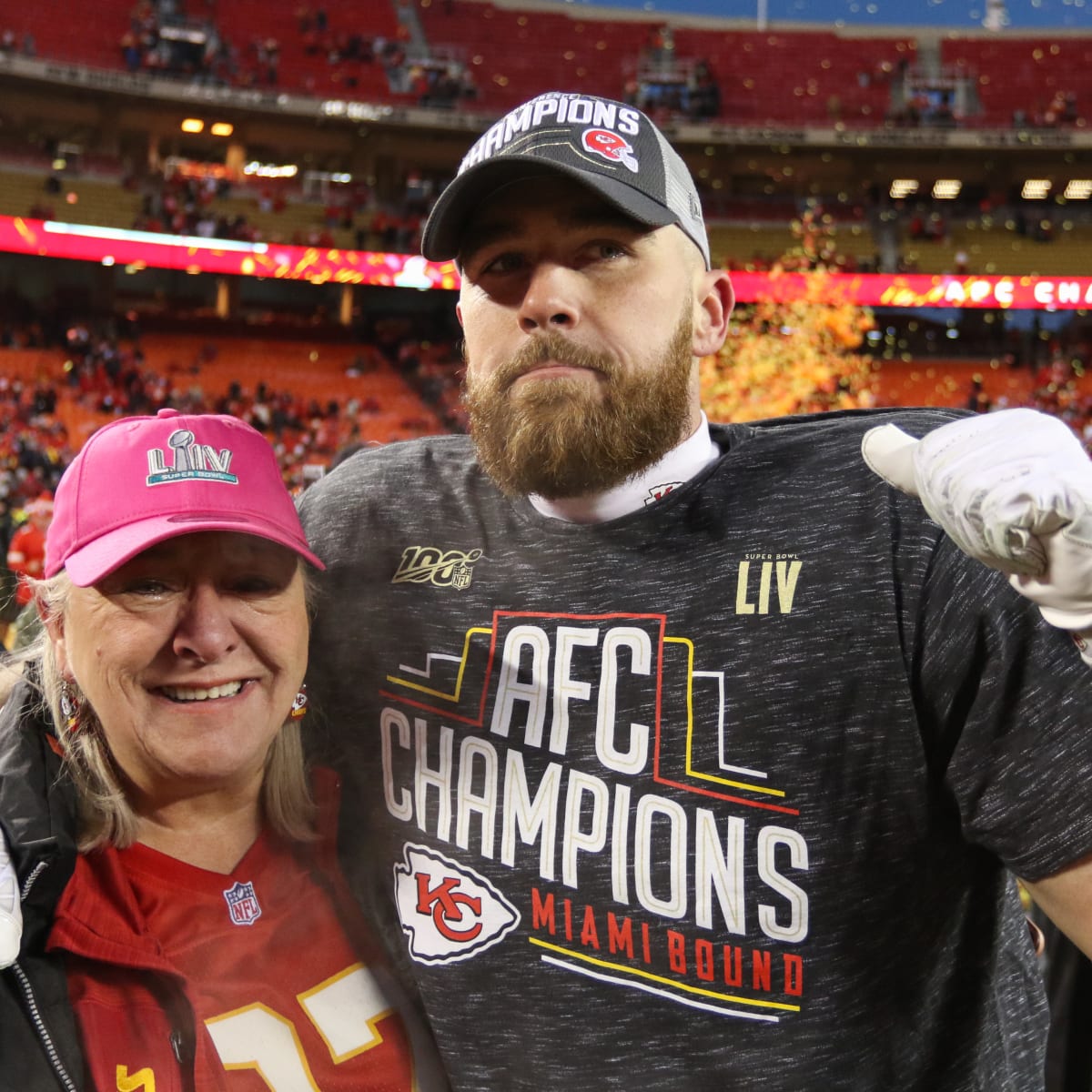 Donna Kelce brings cookies for sons during Super Bowl opener