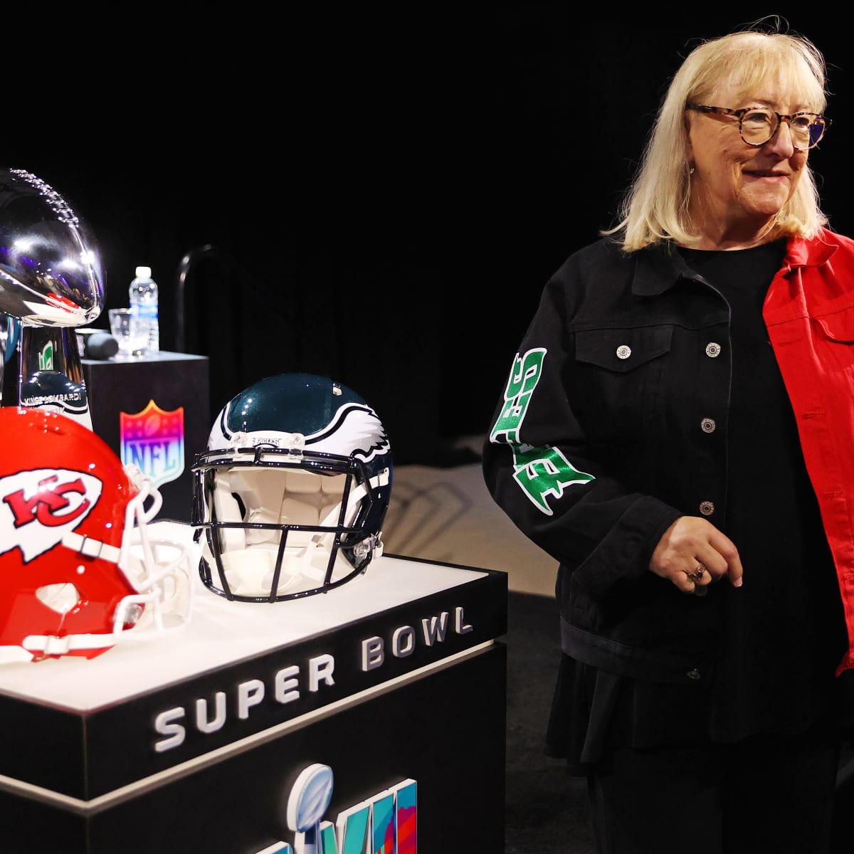 NFL World Reacts To Donna Kelce's Viral Super Bowl Outfit - The