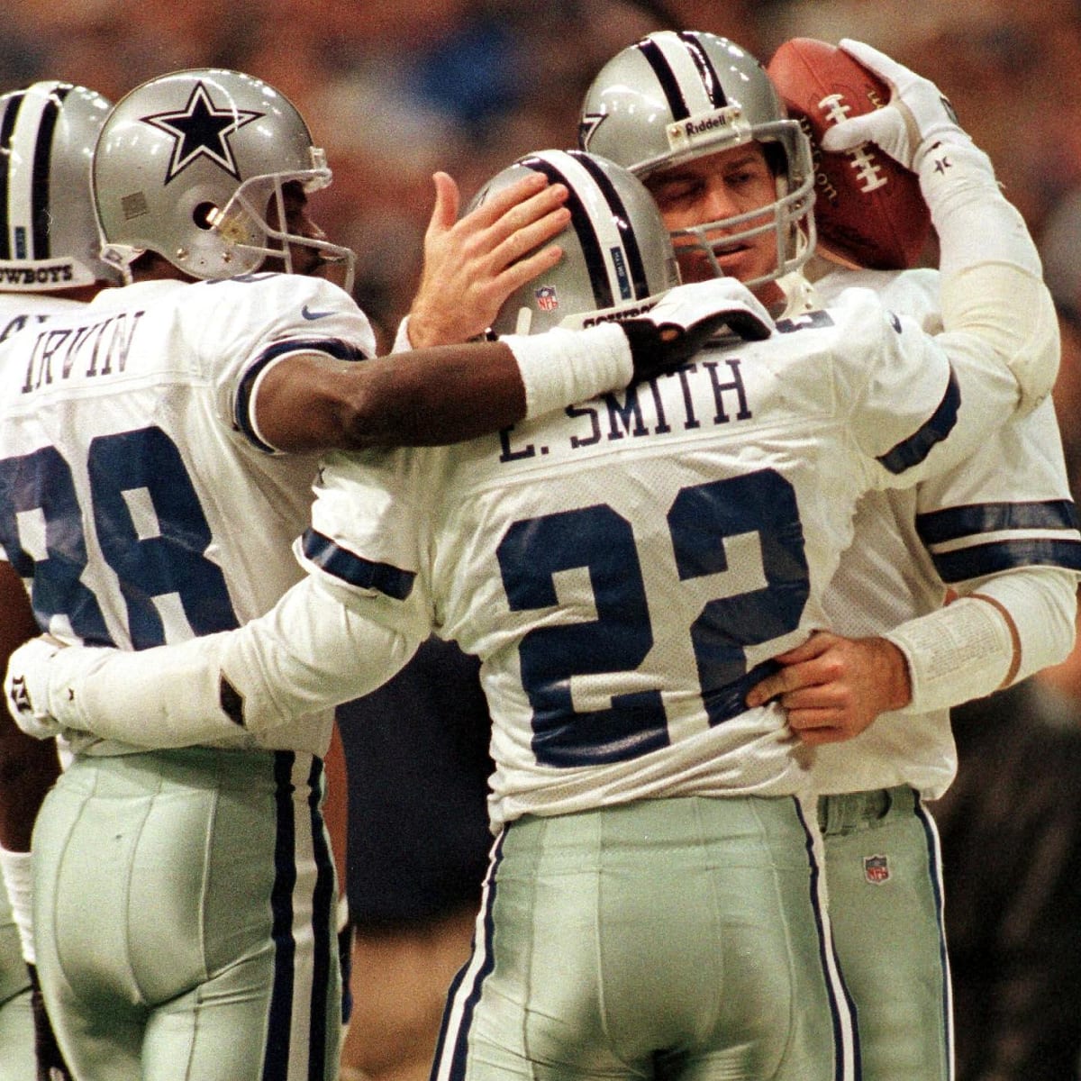 Look: NFL World Is Praying For Legendary Cowboys Star - The Spun