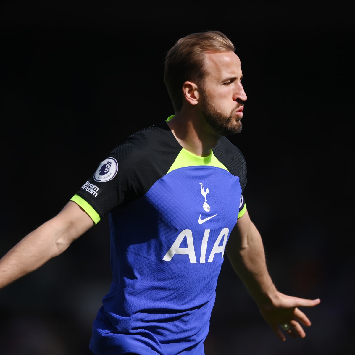 Tottenham Soccer Star Harry Kane Shows Off His American Football