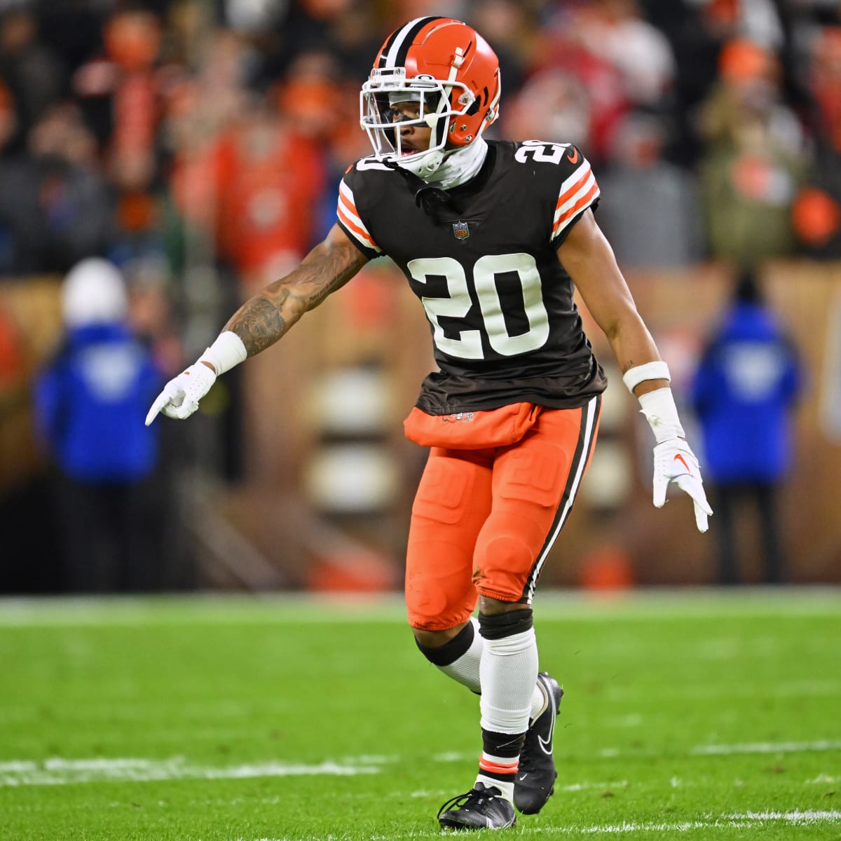 Two Browns defensive players robbed of jewelry, vehicle by masked men