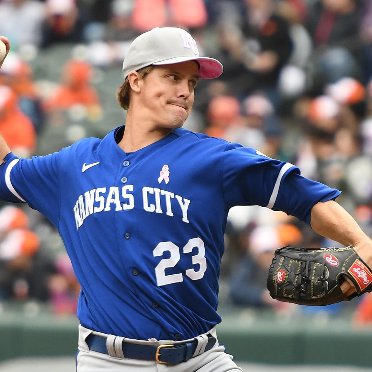 Royals' Zack Greinke spotted talking with sons during game