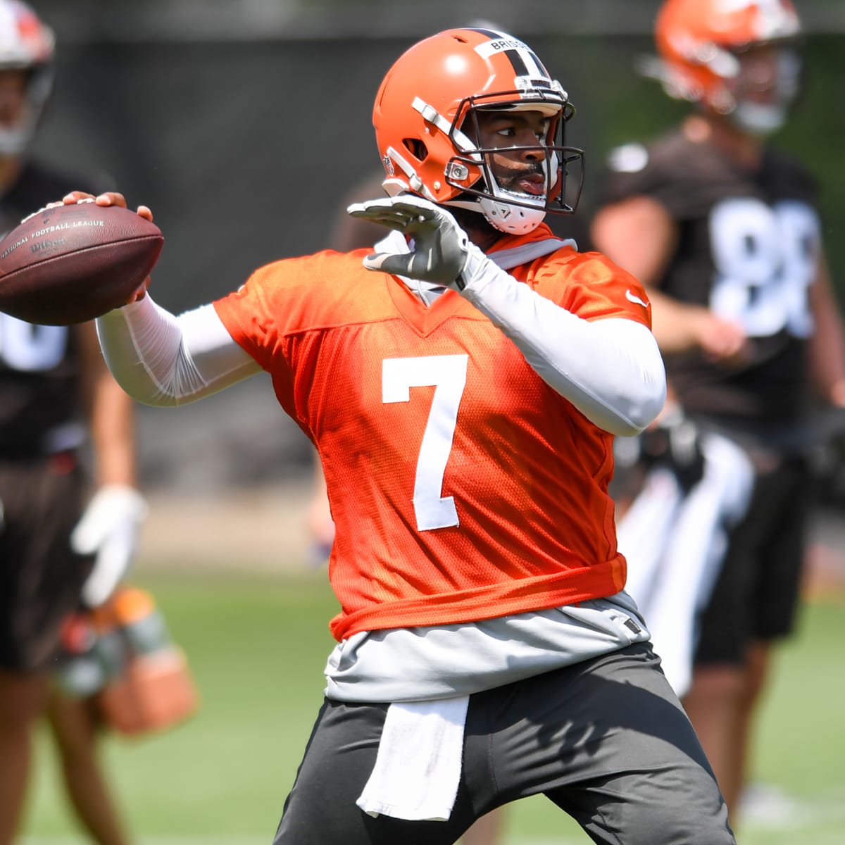 Cleveland Browns quarterback Jacoby Brissett (7) runs for a first