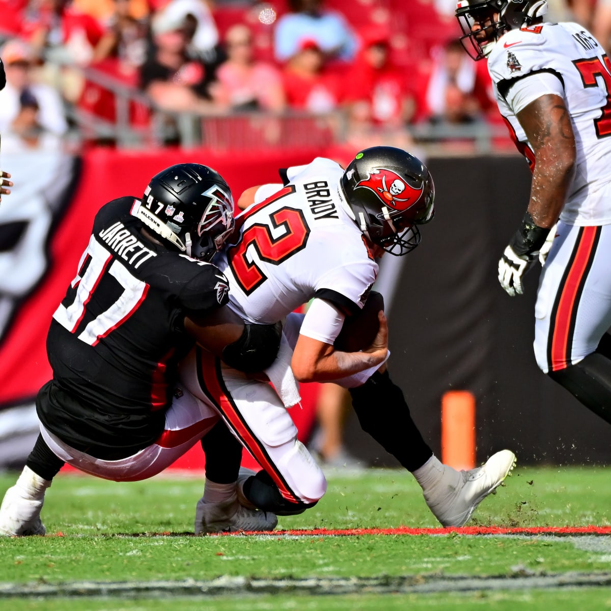 Deion Sanders upset with roughing the passer penalty on Bucs