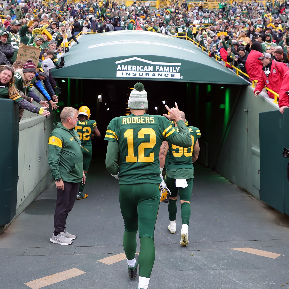 VIDEO: Sauce Gardner Courts Aaron Rodgers to Join Jets by Burning Cheesehead