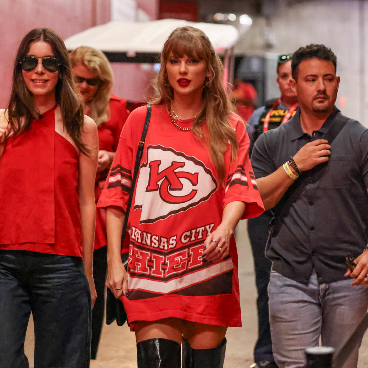 Taylor Swift Wore A $118 Necklace To Sunday's Chiefs vs. Bengals Game - The  Spun