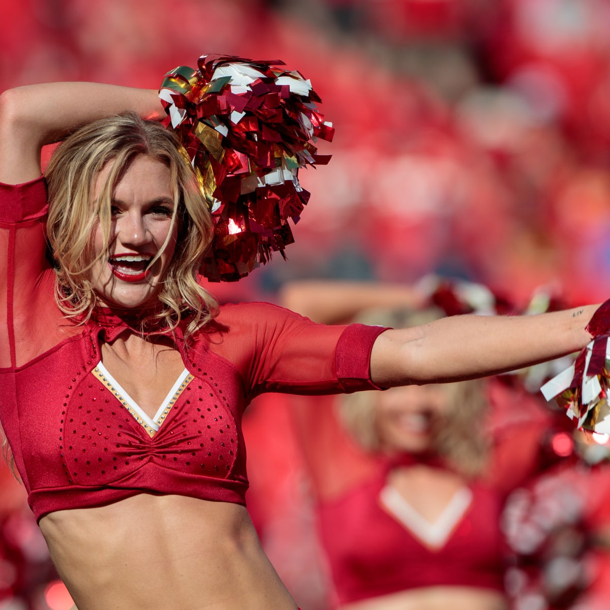 Chiefs Cheerleader Goes Viral With Taylor Swift In Attendance - The Spun:  What's Trending In The Sports World Today