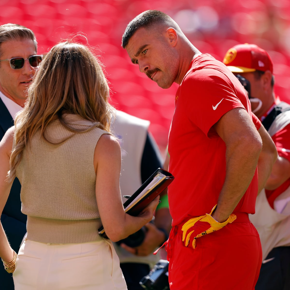 Fans React to Chiefs TE Travis Kelce's Pregame Outfit vs. Cowboys [LOOK]