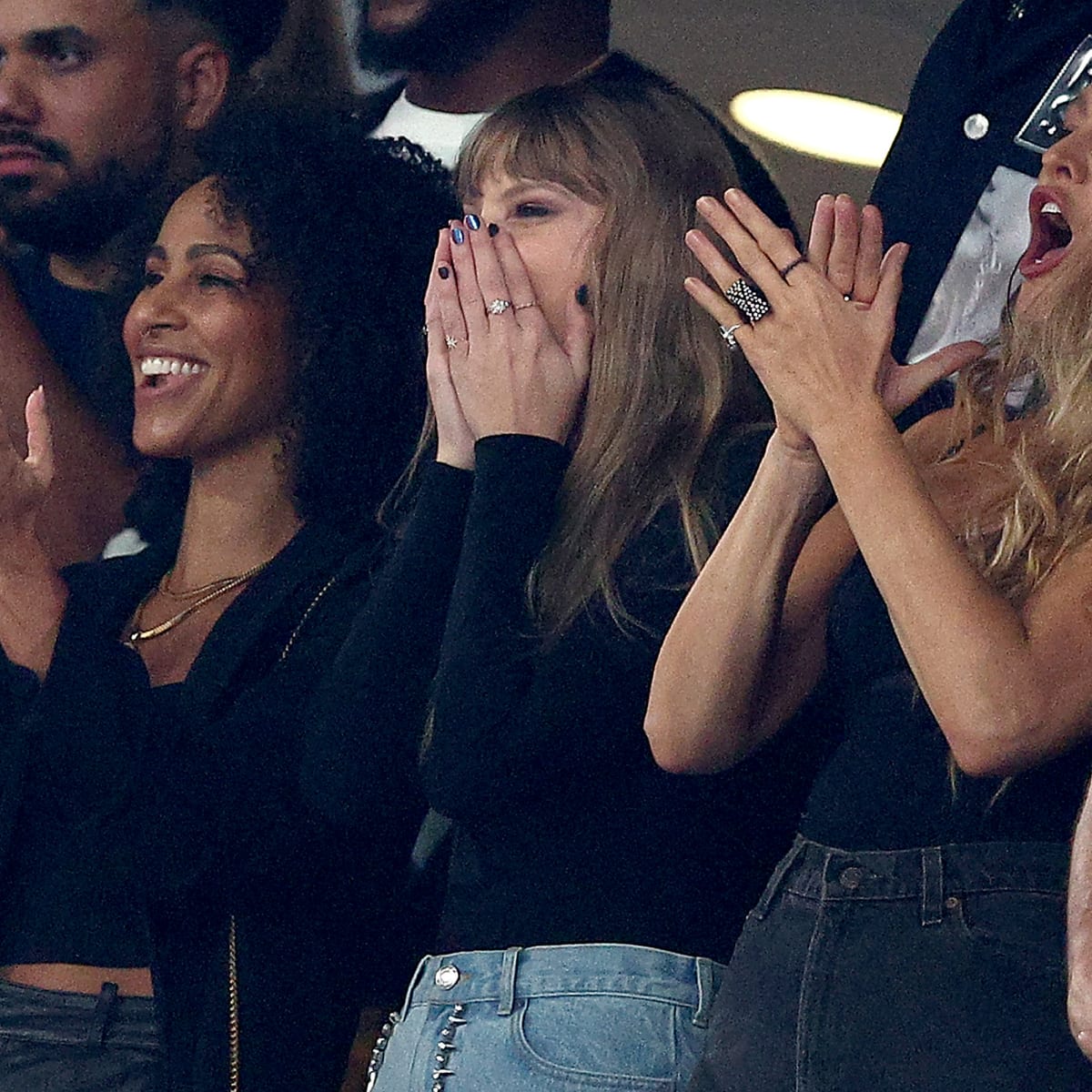 Taylor Swift cheers on Kansas City Chiefs in New Jersey with other