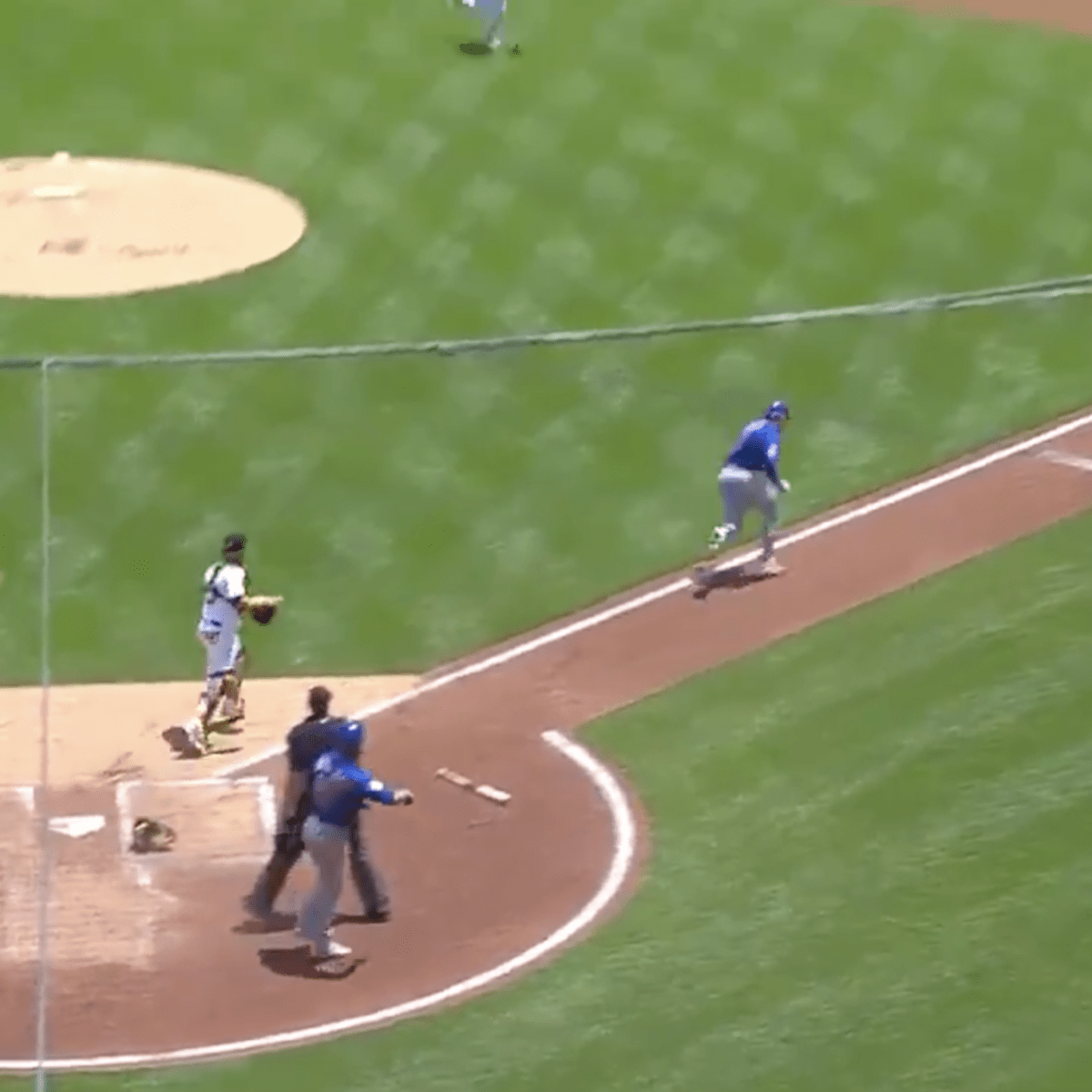Javy Baez makes outrageous play to score run in Cubs' win