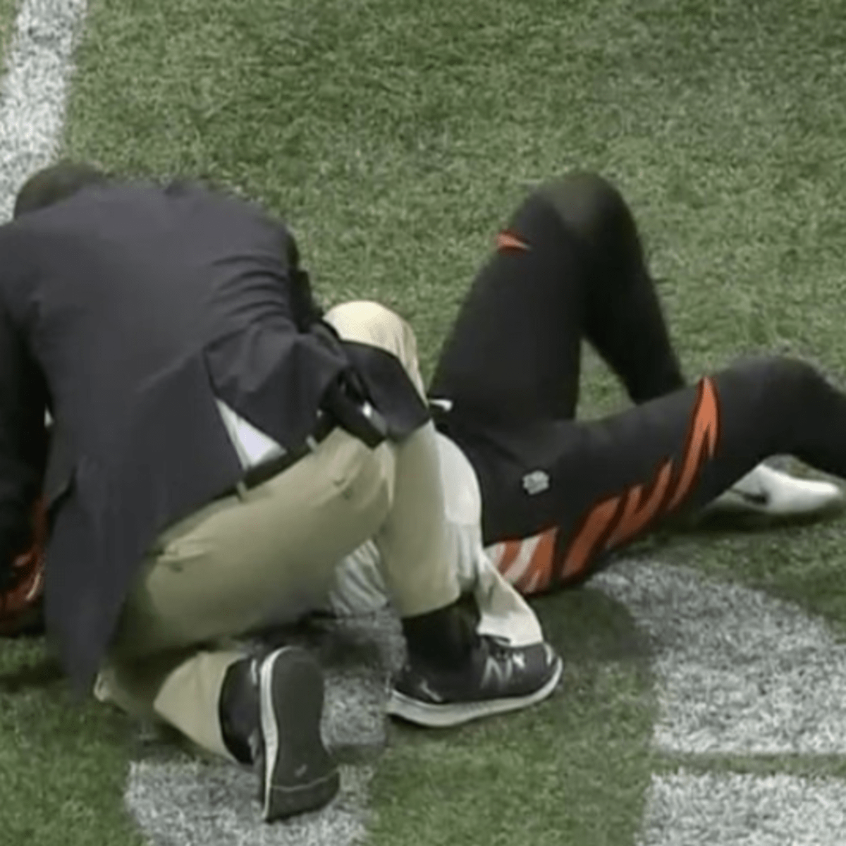 Cincinnati Bengals TE Tyler Eifert carted off the field in Atlanta