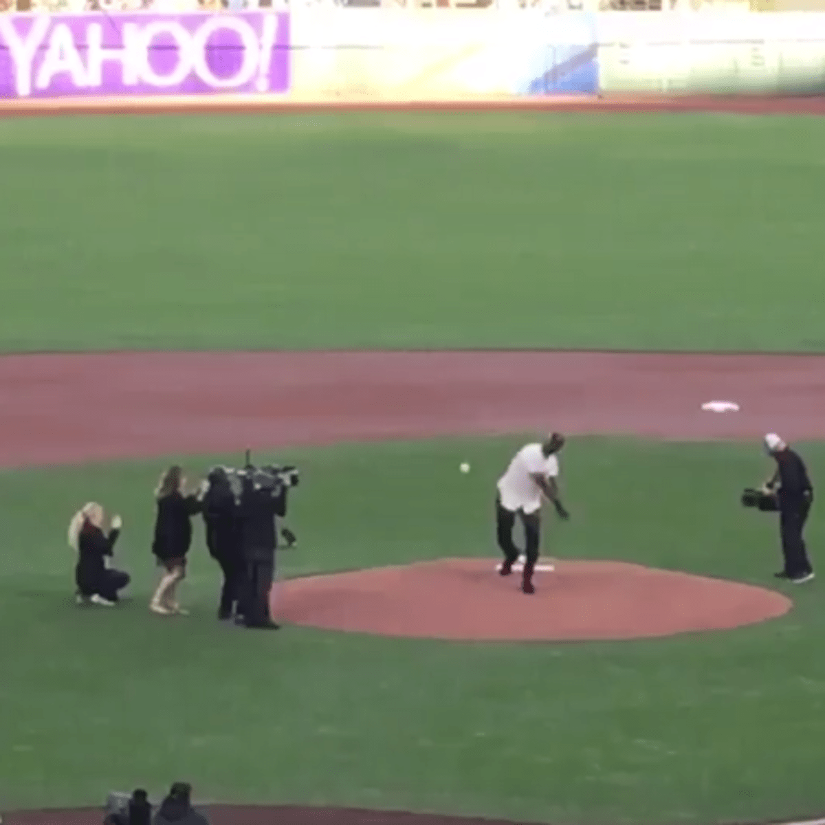 Draymond Green bounces first pitch at Giants playoff game - NBC Sports