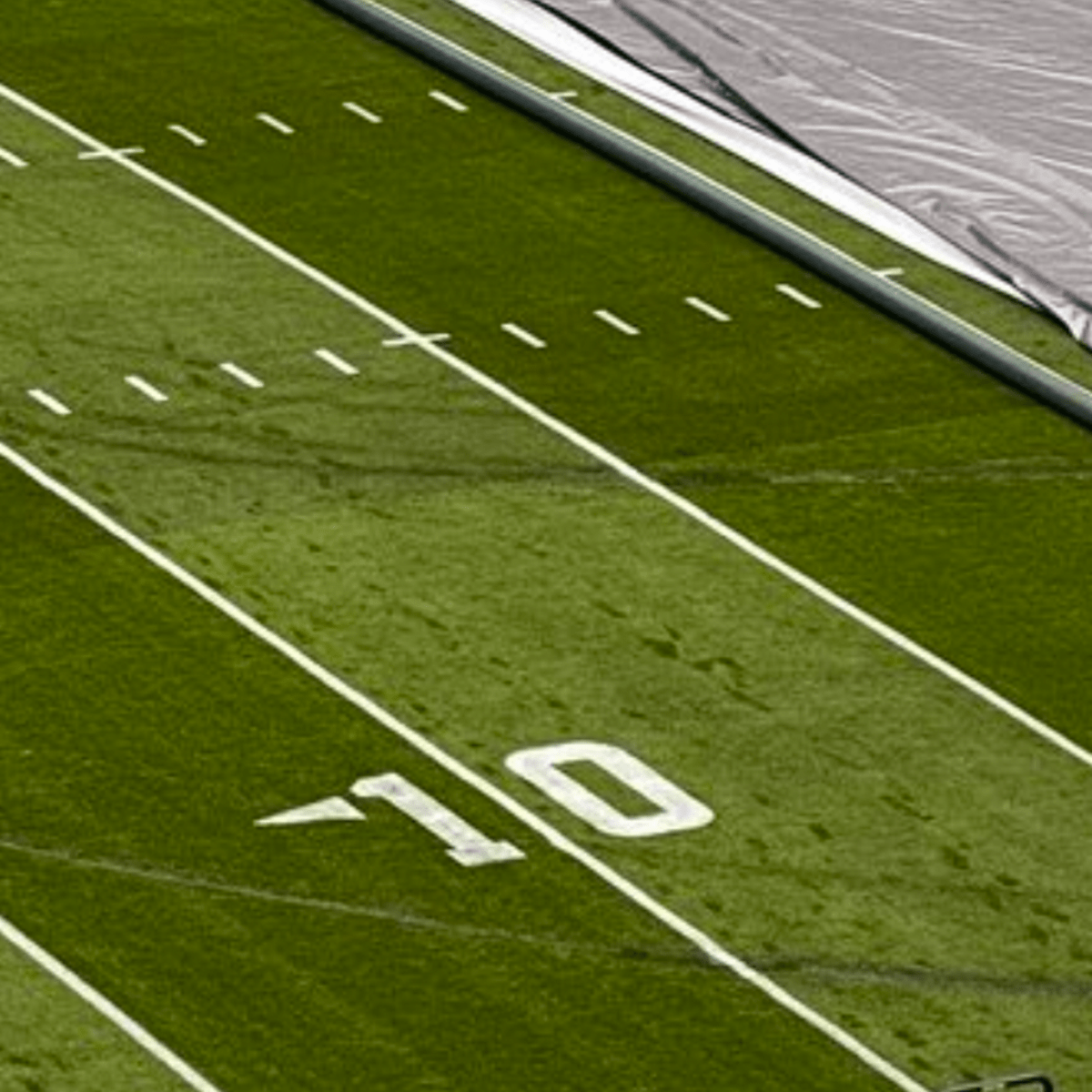 PHOTO: Cleveland Browns fans with upside-down tifo fail before NFL game, SIDELINE