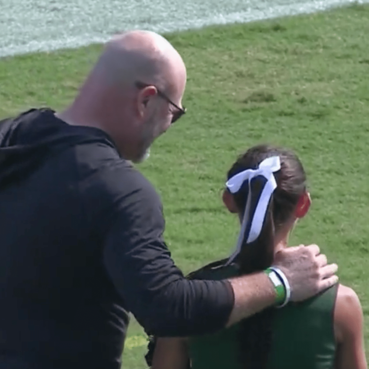 Trent Dilfer spied showing off Super Bowl ring to cheerleader