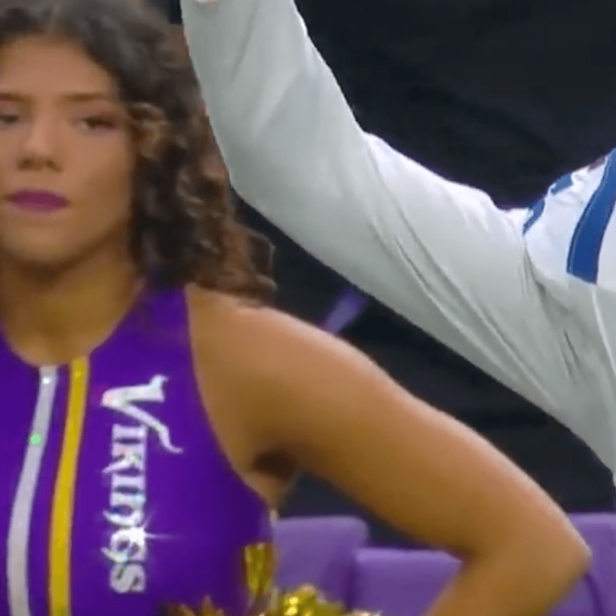 Vikings cheerleaders, mascot have amazing 'cheer-off' 