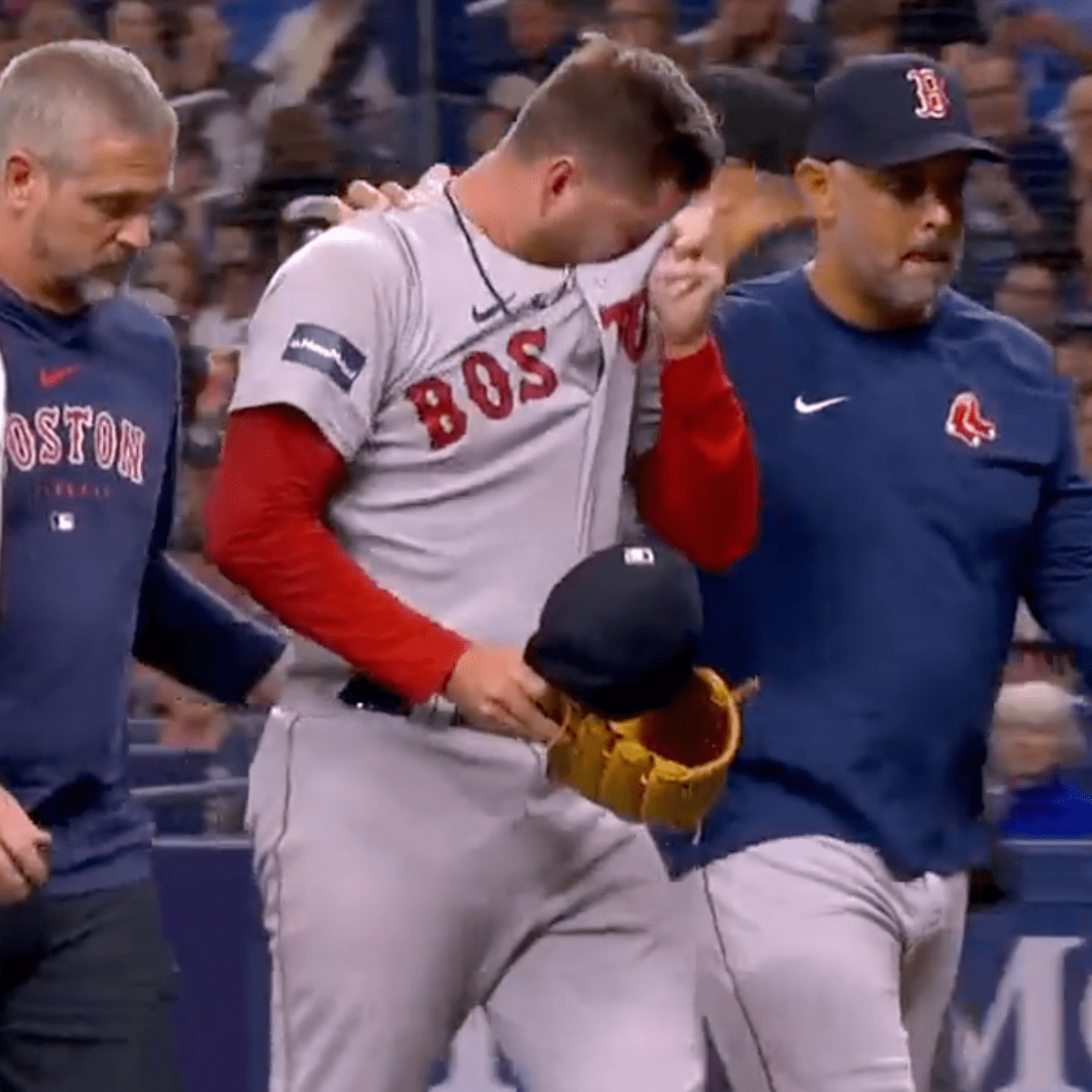 Red Sox's Zack Kelly fights back tears leaving game with elbow pain