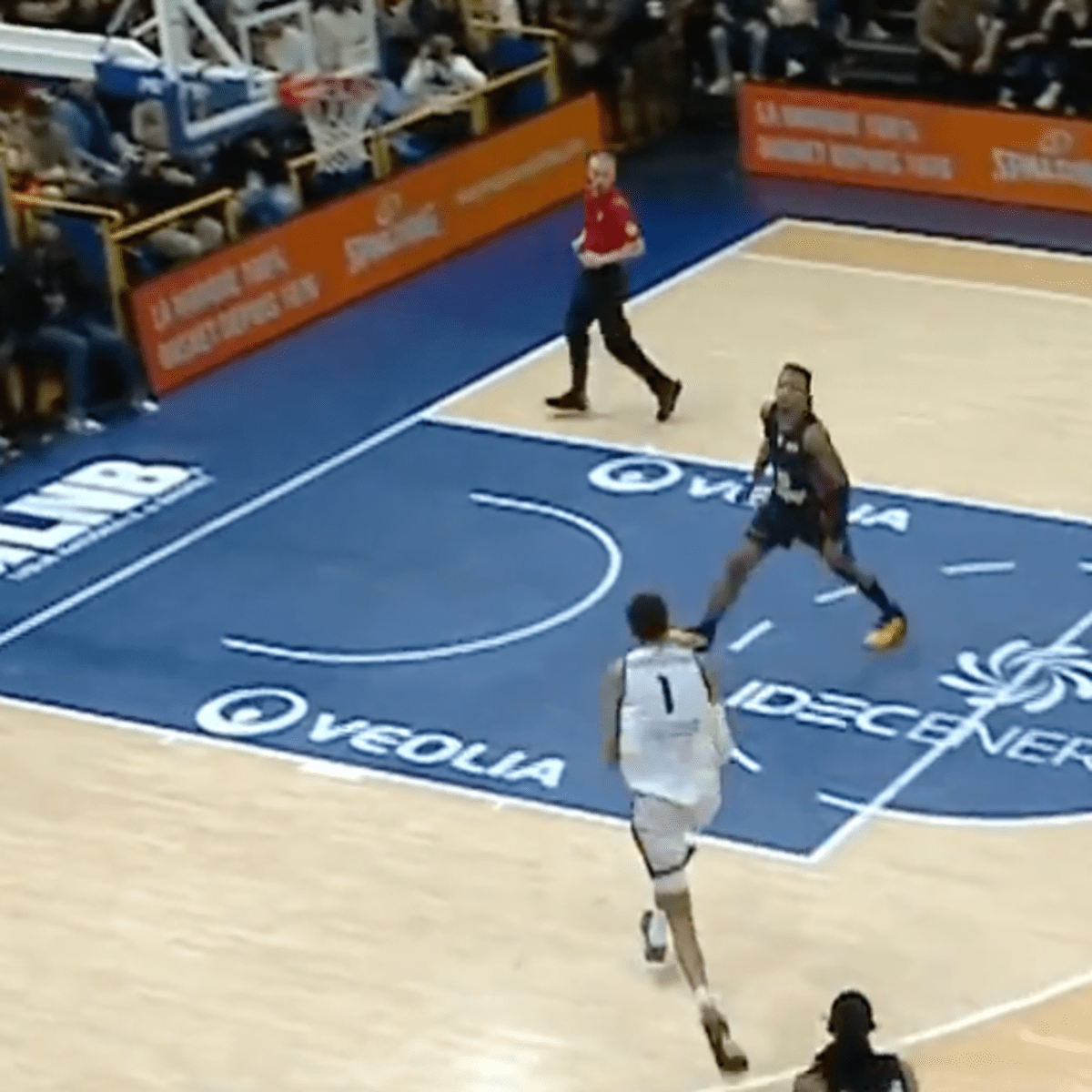 French basketball prodigy Victor Wembanyama throws wild first