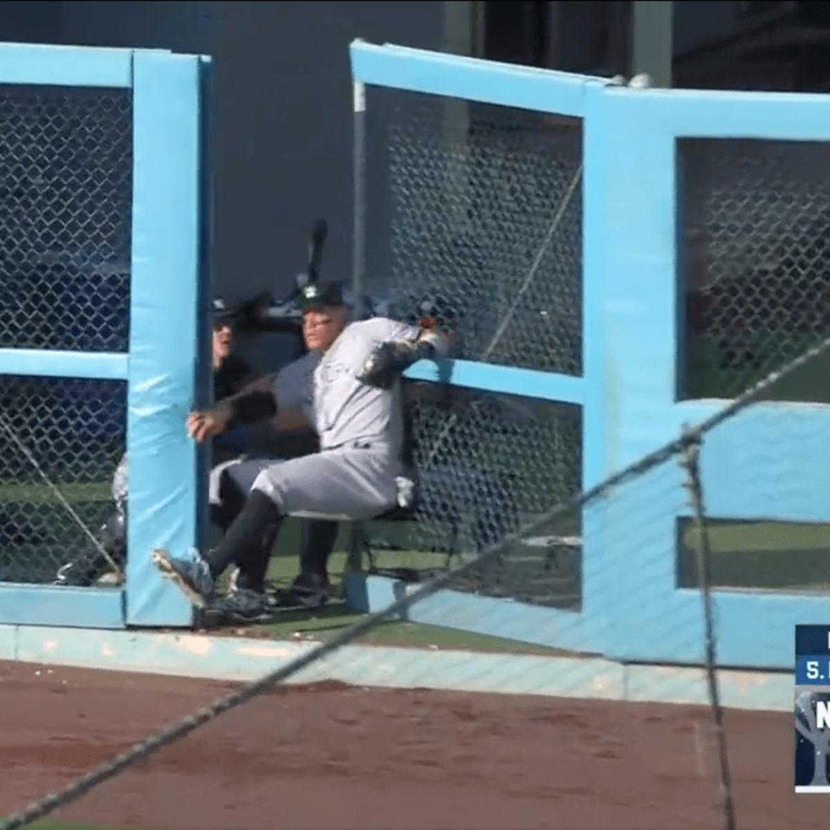 Aaron Judge catches flying puck barehanded at NHL game