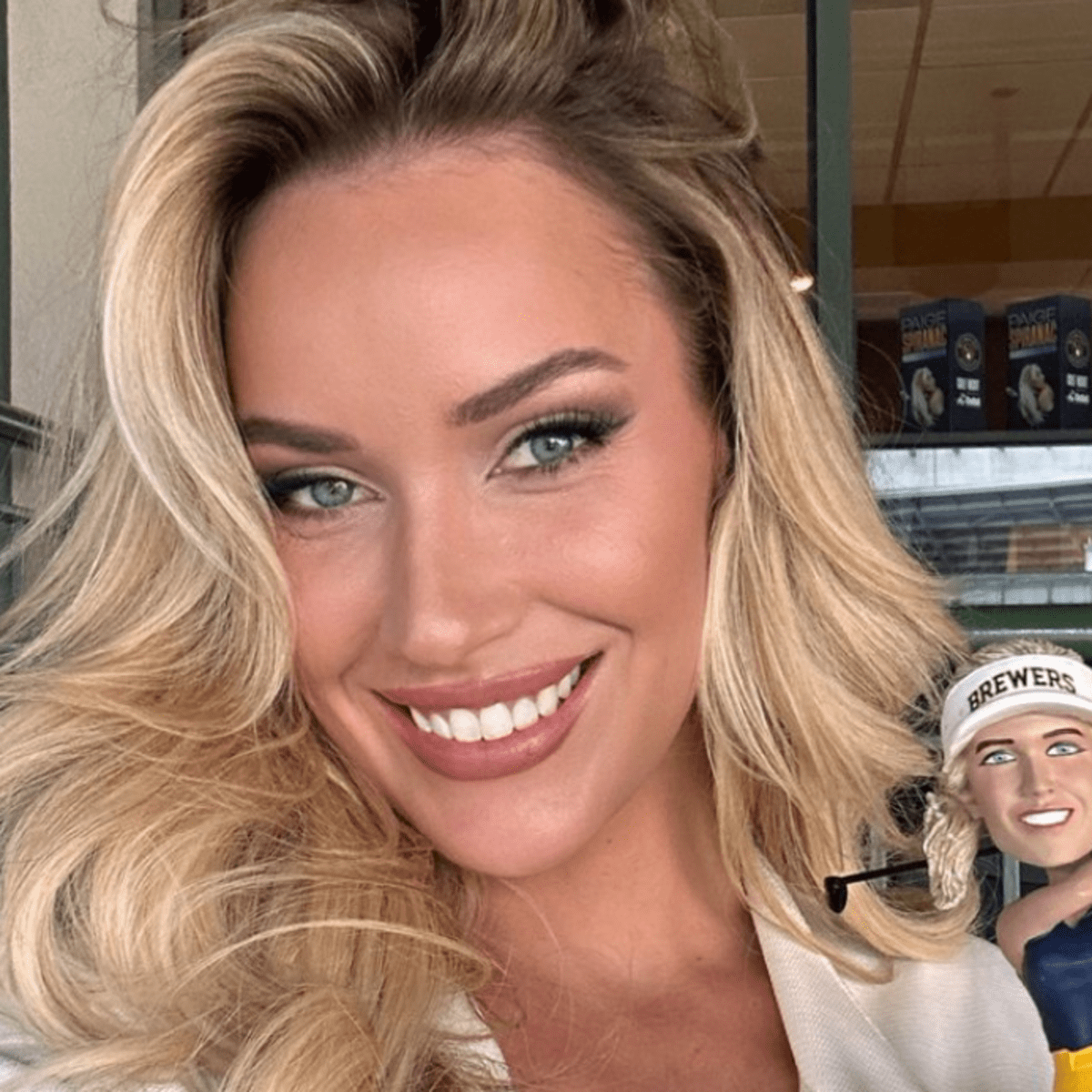 Paige Spiranac gets bobblehead, has fun trying food at Brewers game