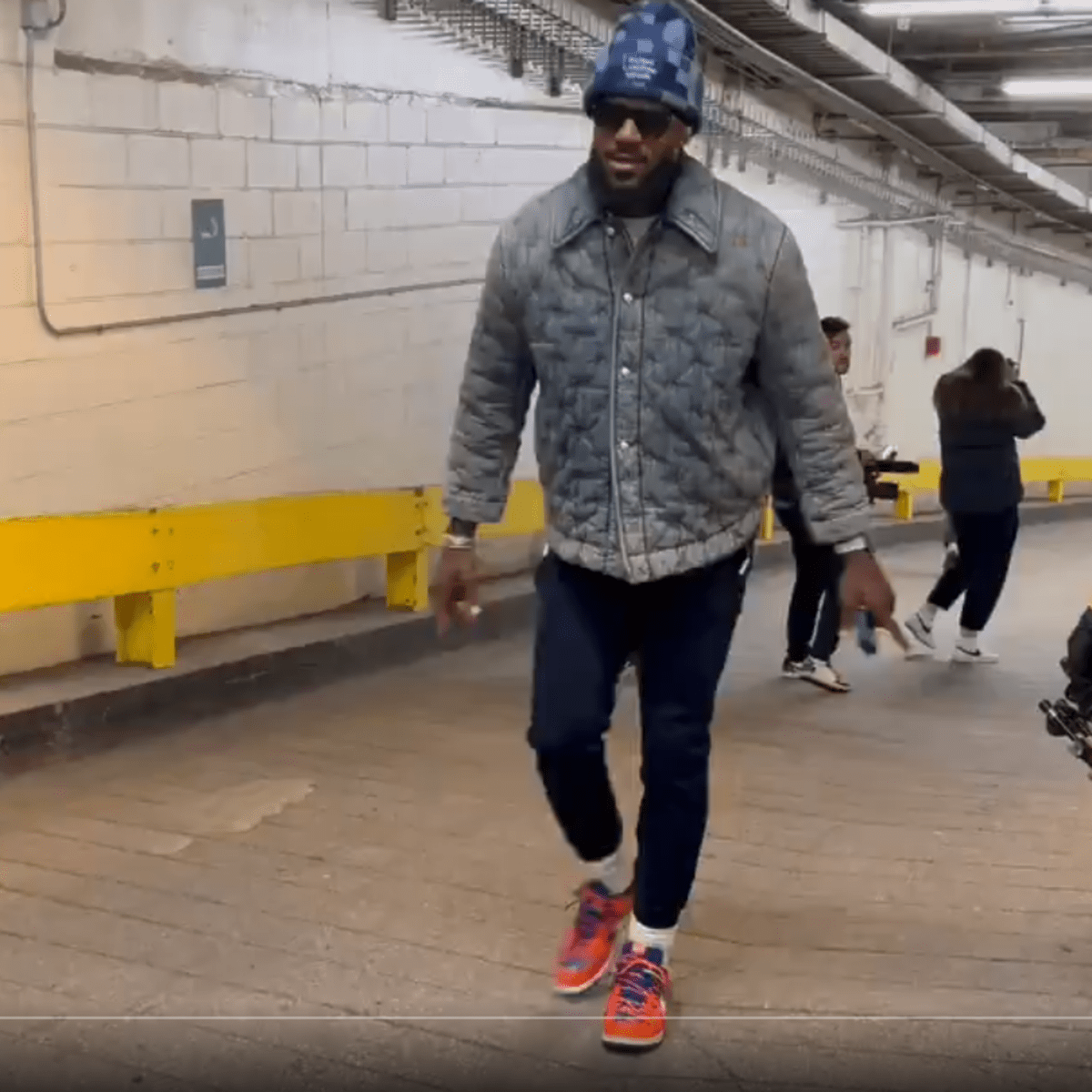 LeBron James' Pregame Outfit Had Knicks Fans Buzzing - The Spun