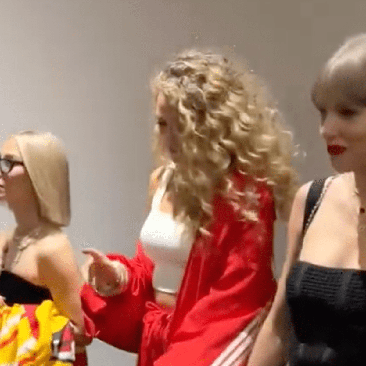 Taylor Swift Brought 2 Famous Friends With Her To The Super Bowl - The Spun