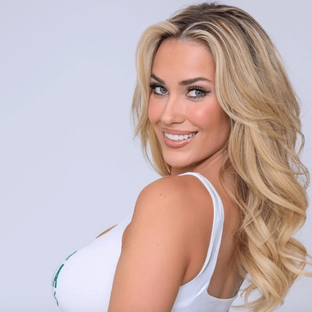 Paige Spiranac gets bobblehead, has fun trying food at Brewers game