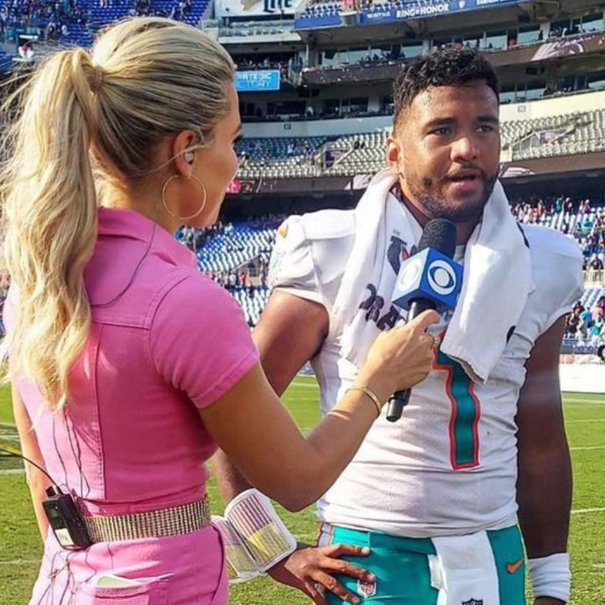 November 10, 2019: CBS sideline reporter Melanie Collins during NFL  football game action between the Miami Dolphins and the Indianapolis Colts  at Lucas Oil Stadium in Indianapolis, Indiana. Miami defeated Indianapolis  16-12.